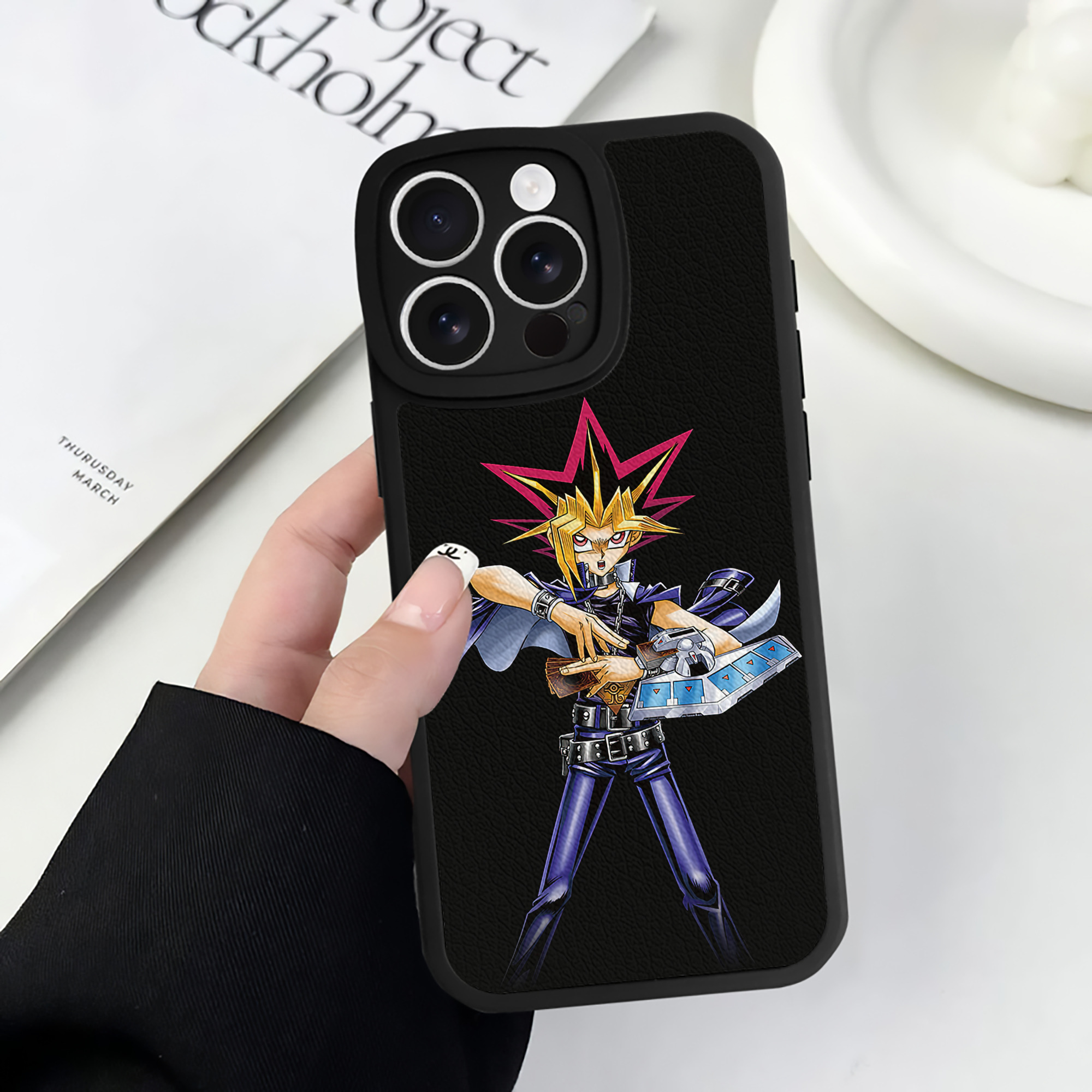 遊☆戯☆王 Yu-Gi-Oh! 【iPhone 16シリーズ対応】シリコンスマホケース（レザー調） 材質：シリコン
